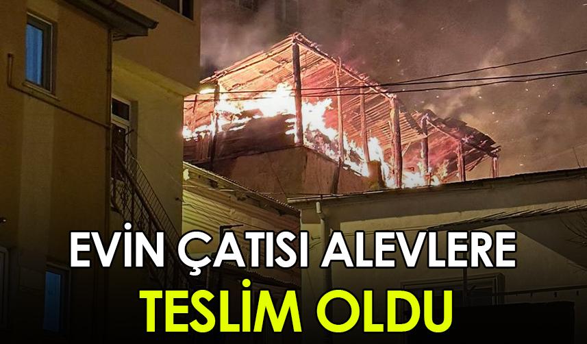 Bayburt'ta evin çatısı alevlere teslim oldu