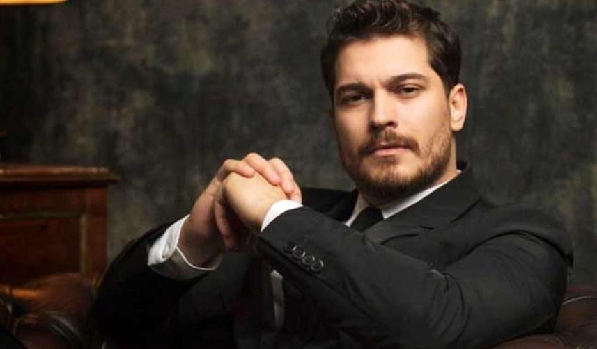 Duygu Sarışın'la ayrılan Çağatay Ulusoy, ünlü oyuncuyla sarmaş dolaş eğlendi