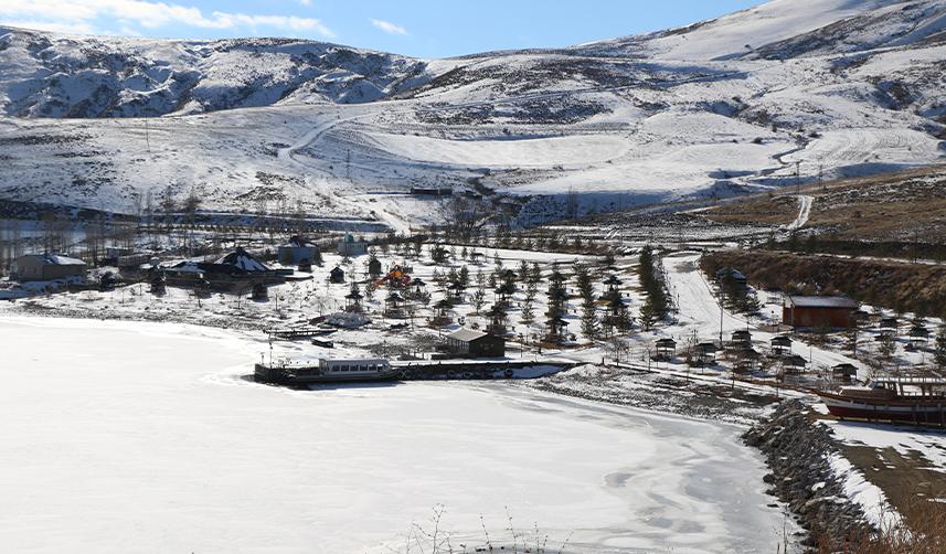 Bayburt'ta soğuk hava göletleri dondurdu