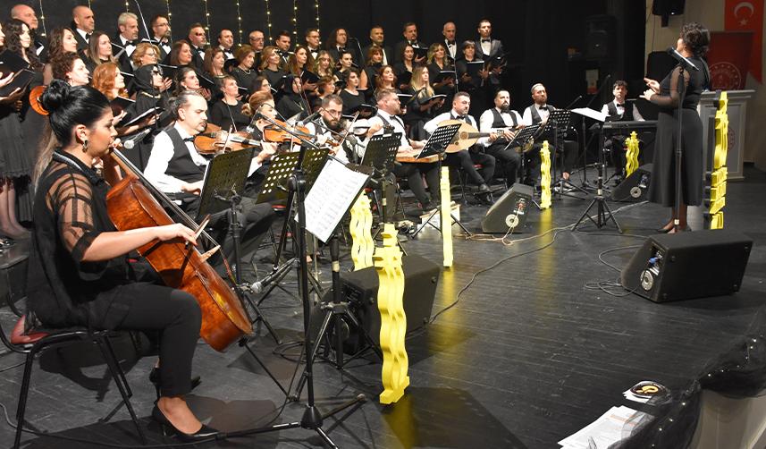 Trabzon'da 61 öğretmenden oluşan koro sahne aldı