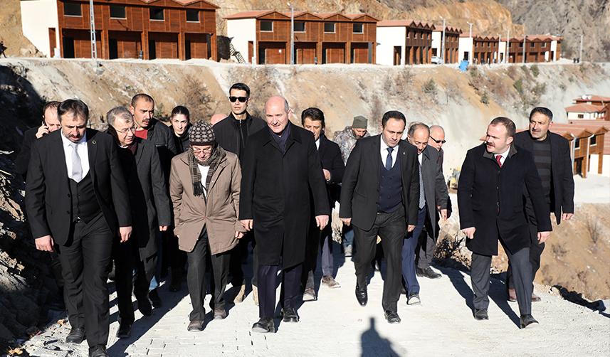Bakan Soylu Artvin'de afetzedeler için yapılan konutları inceledi