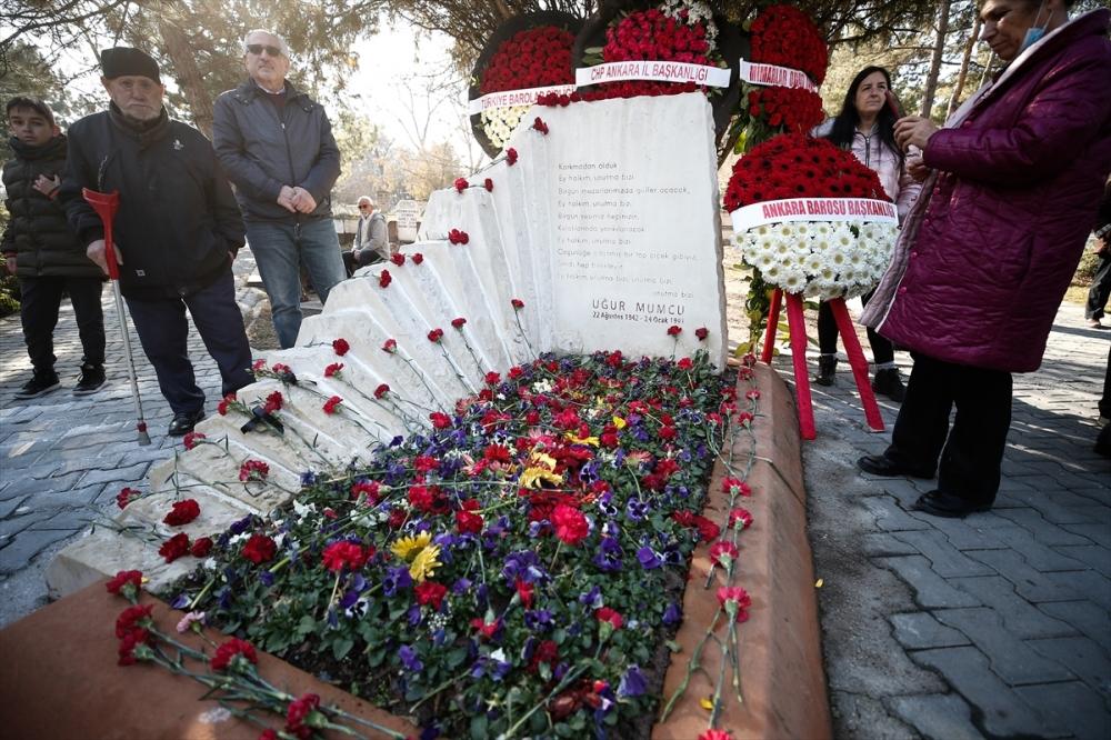 Gazeteci-yazar Uğur Mumcu ölümünün 30'uncu yılında mezarı başında anıldı