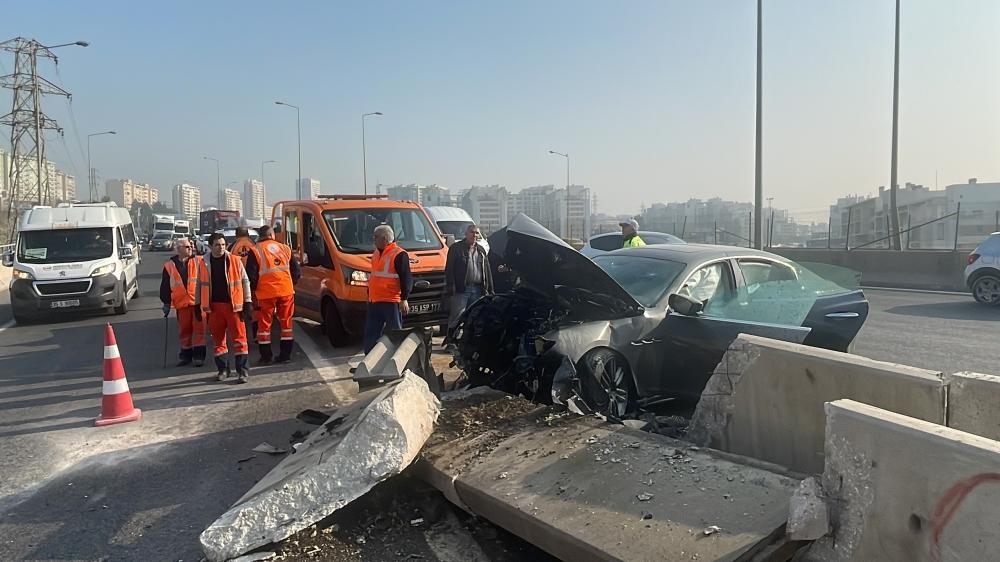 İzmir'de otoyolda bariyere çarpan otomobildeki bir kişi öldü
