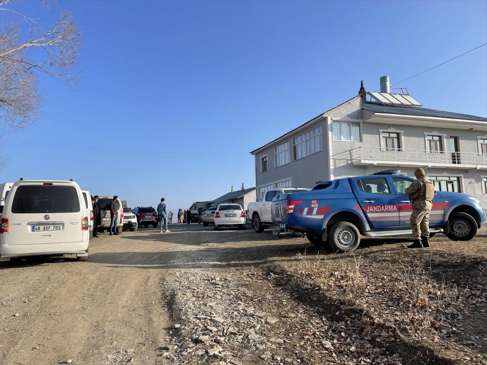 Ağrı'da bir evin önünde silahla vurulmuş 3 kişinin cesedi bulundu