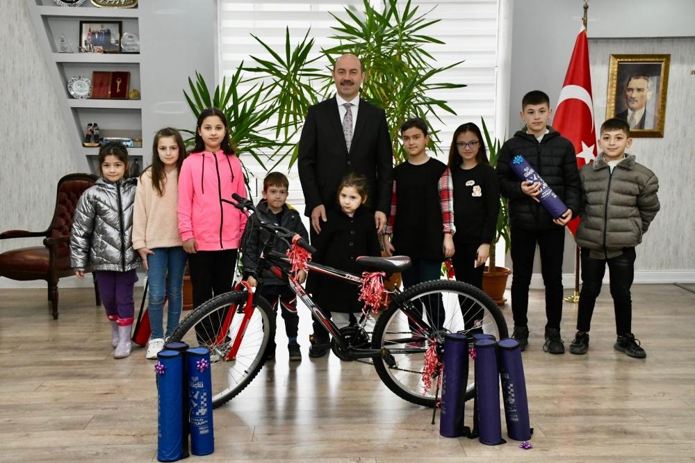 Başkan Kılıç'tan miniklere karne hediyesi