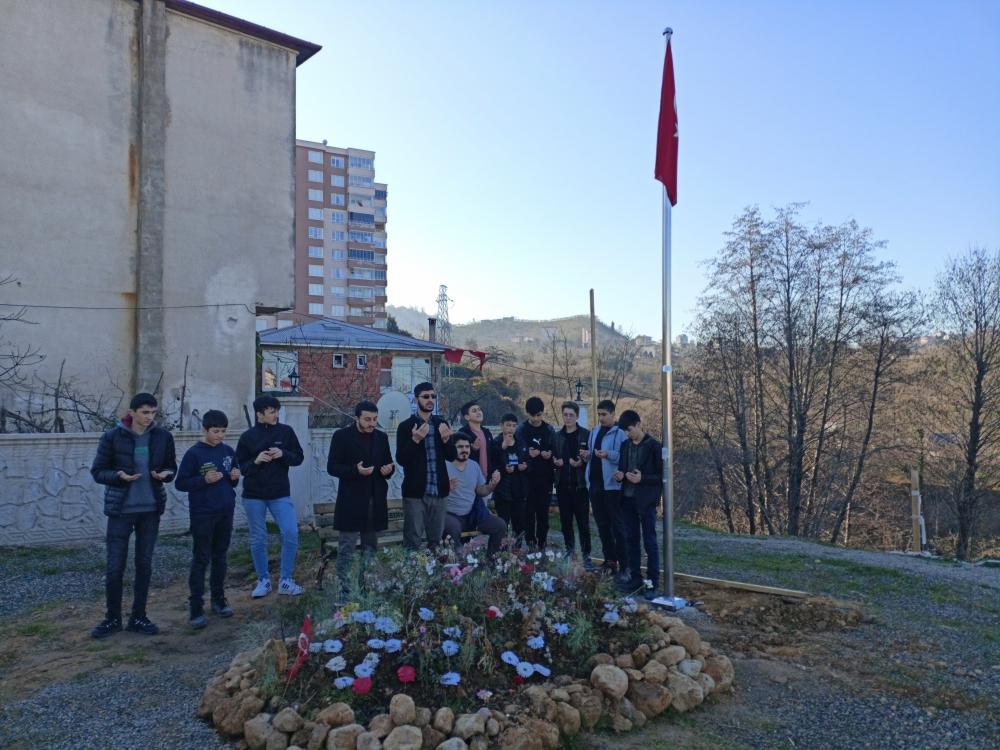 Kur'an Kursu öğrencileri şehidin mezarını ziyaret etti