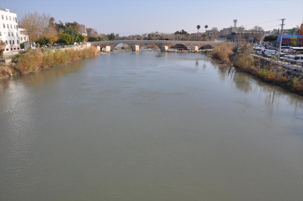 Mersin'de Göksu Nehri'ndeki renk değişimi üzerine inceleme başlatıldı