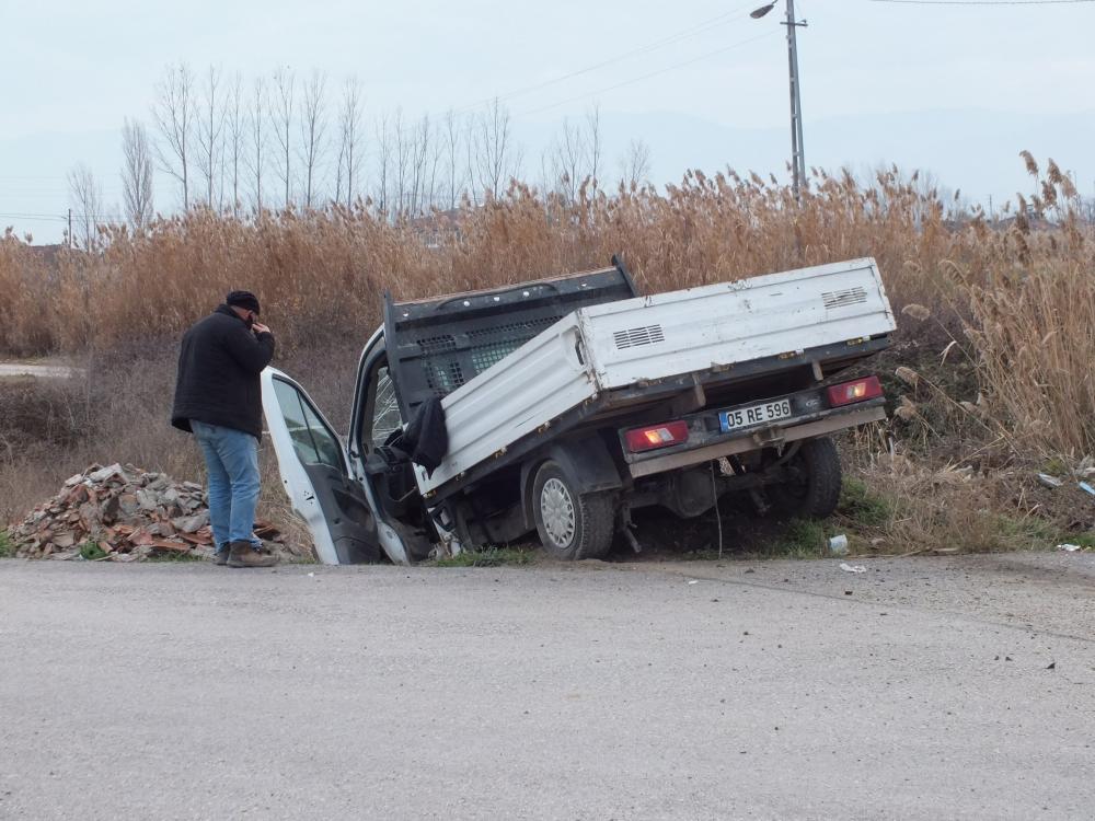 Direksiyon başında rahatsızlanınca yoldan çıkan kamyonetin sürücüsü yaralandı