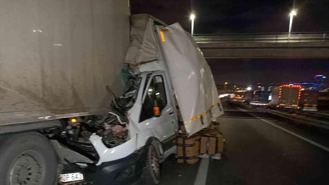 Tıra arkadan çarpan kamyon sürücüsü burnu bile kanamadan kurtuldu