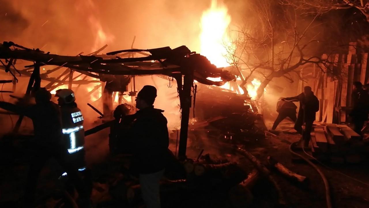 Marangozhanede çıkan yangın ahıra sıçradı, 4 büyükbaş telef oldu