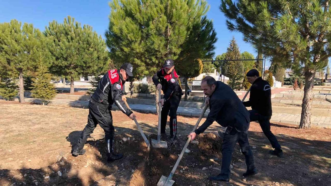 Talihsiz bebeği son yolculuğuna polis ve belediye işçileri uğurladı