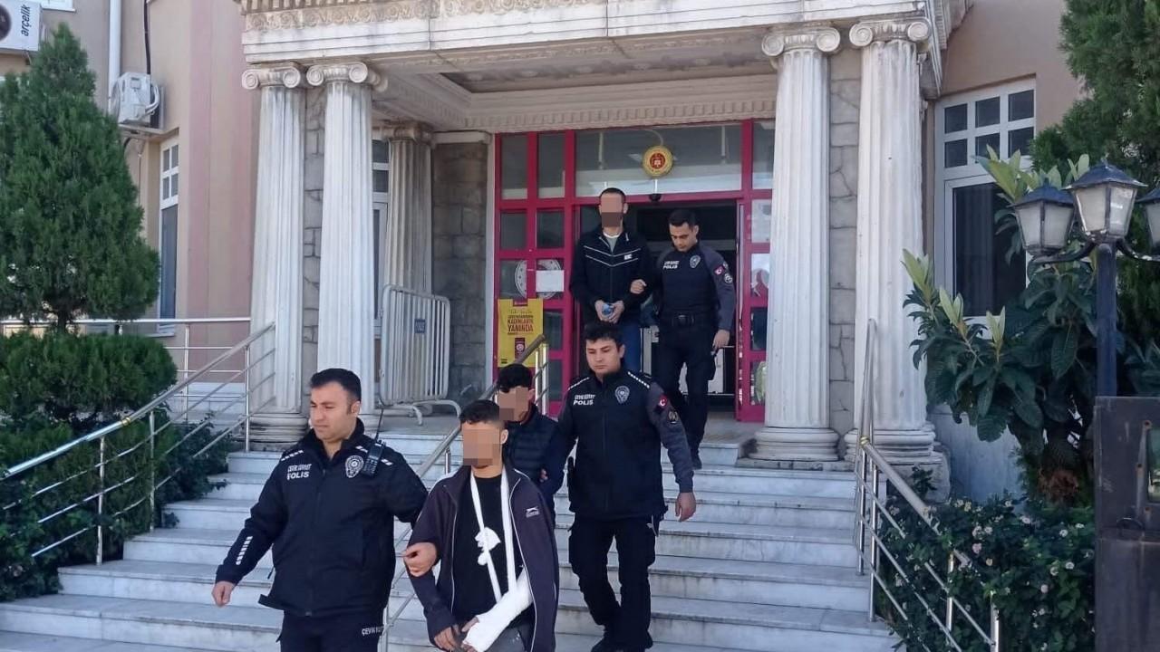 Villadan çaldıkları altınlar ile yakalandılar