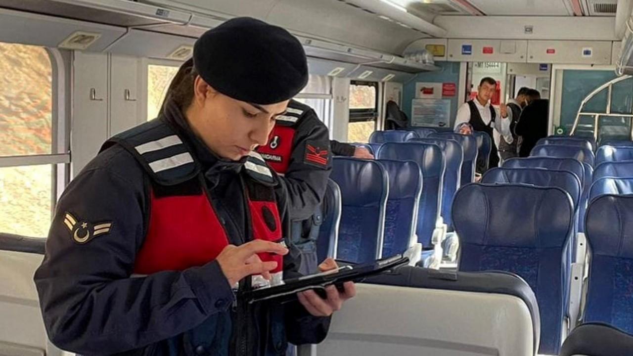 Uşak jandarması 2 hırsızlık şüphelisini trende yakaladı