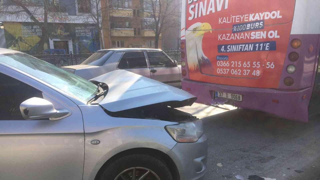 Otomobil halk otobüsüne çarptı: 1 yaralı