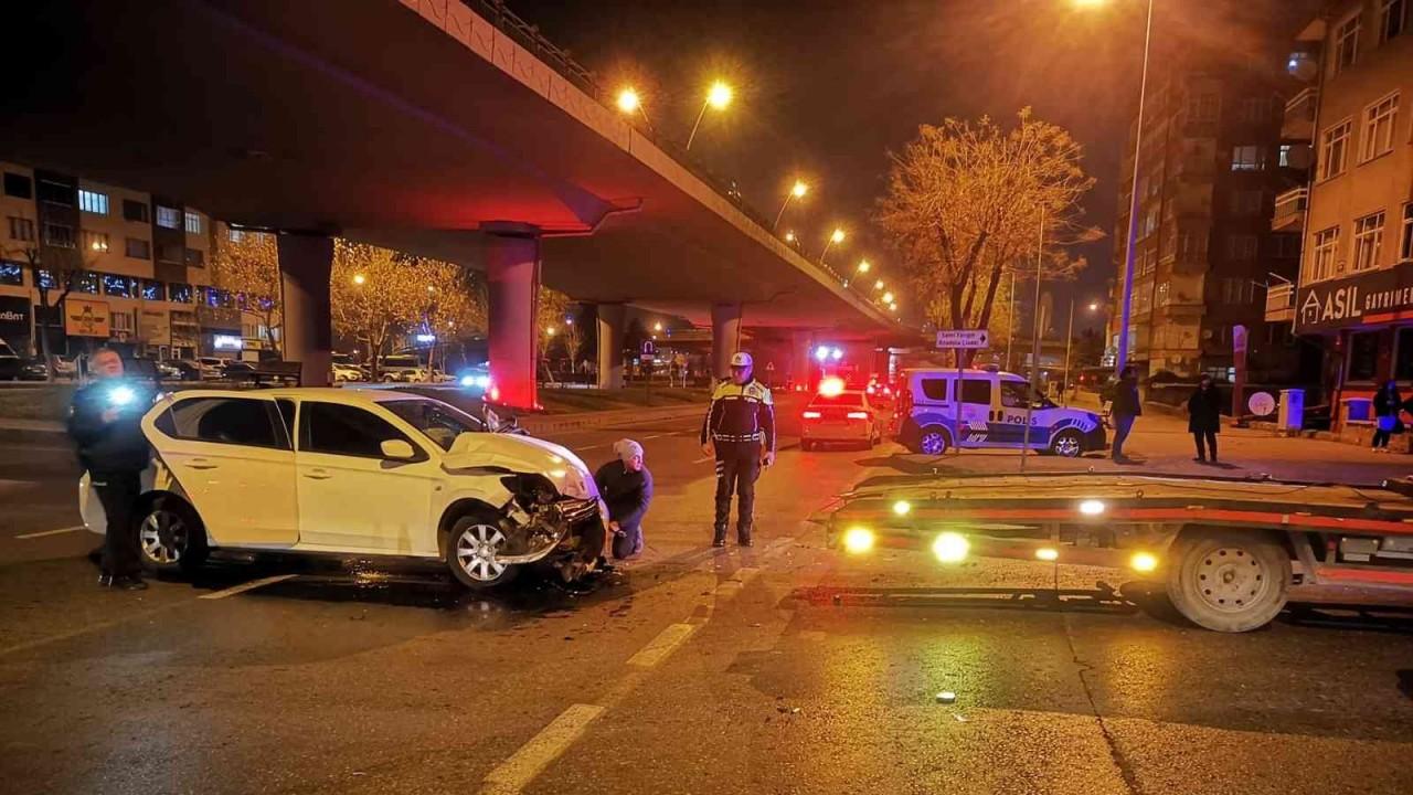 Otomobiller çarpıştı: 2 yaralı