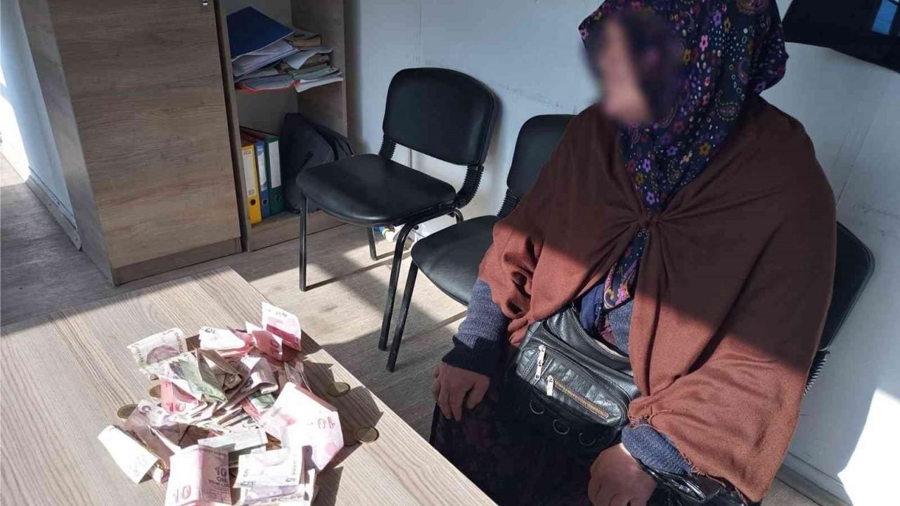 Ağabeyinin çocuğu ile dilenmeye çıkmış