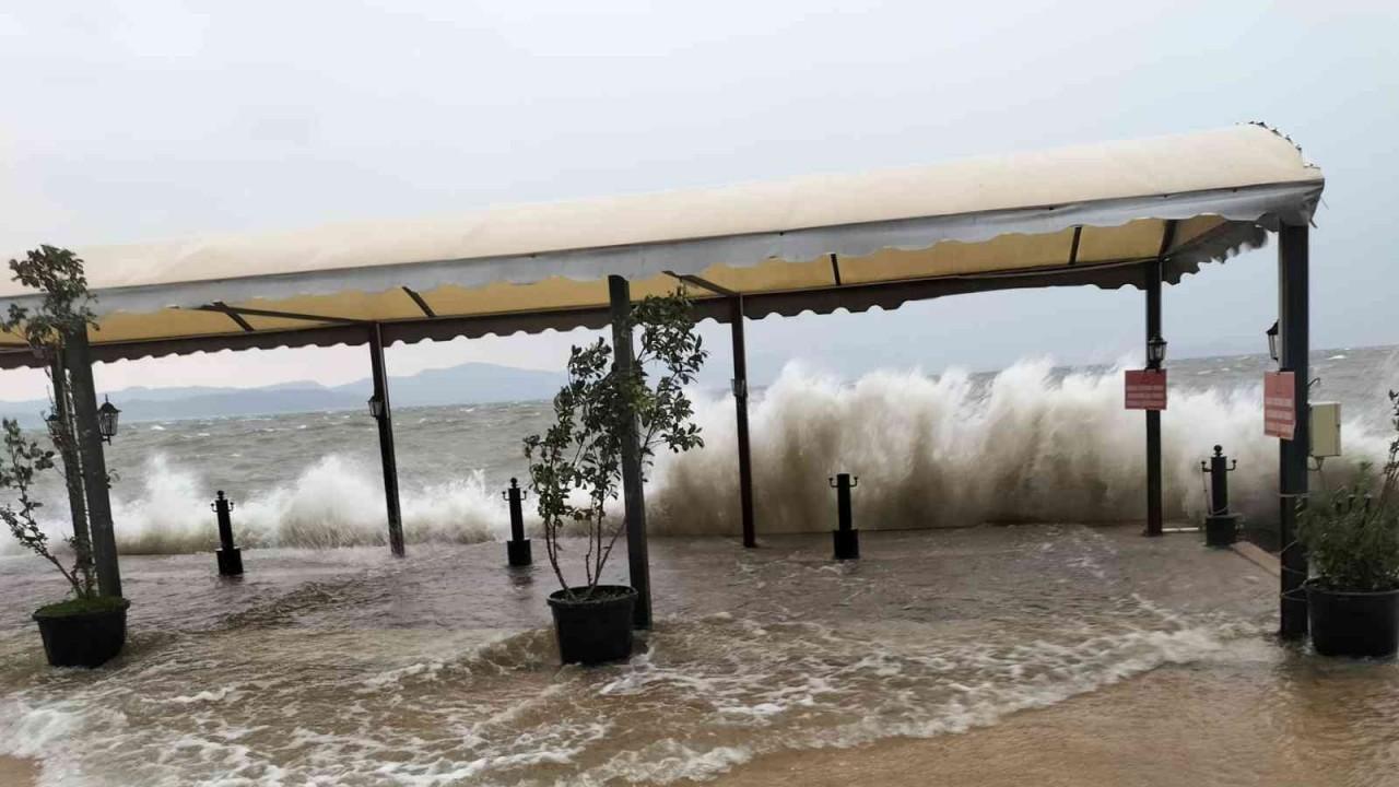 Fırtınanın oluşturduğu dalgalar Köyceğiz gölünü taşırdı