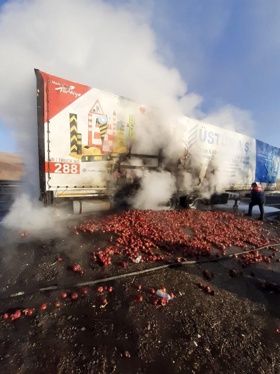Erzincan’ın Tercan ilçesinde Soğan yüklü tırda yangın