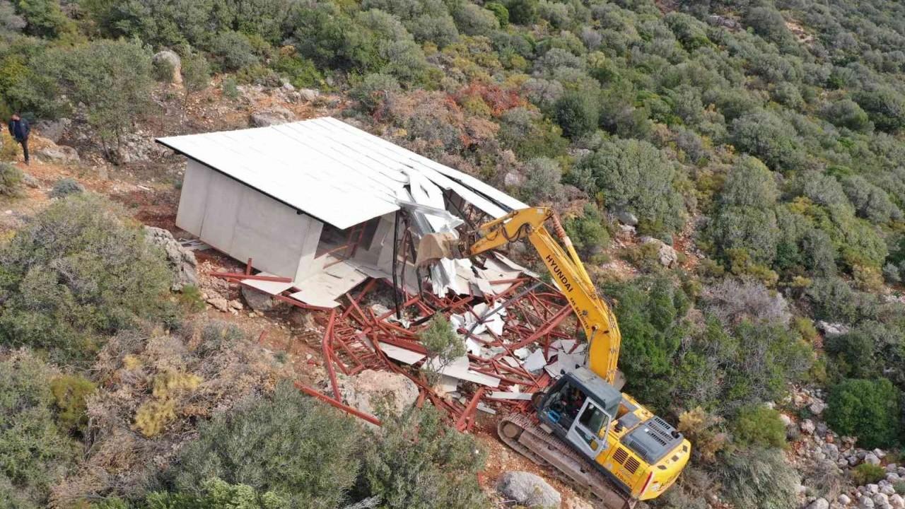 Kaş’ta 5 kaçak yapı yıkıldı