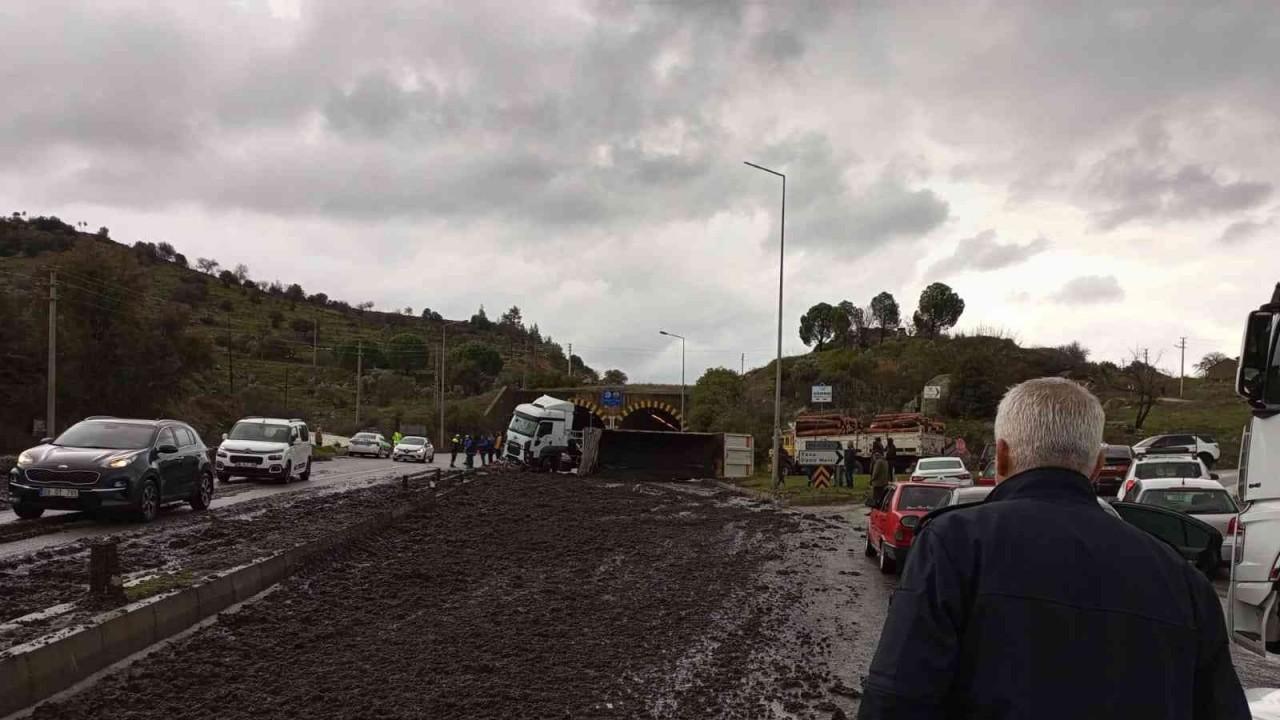 Gübre yüklü kamyon devrildi, karayolunda 10 kilometre araç kuyruğu oluştu