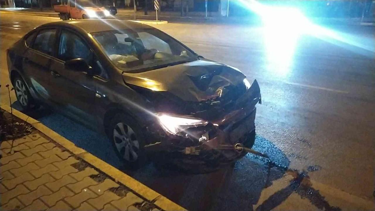 Çorum'da kavşakta iki otomobil çarpıştı: 1 yaralı