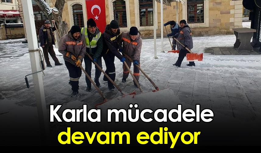 Bayburt’ta belediye ekiplerinden yoğun kar mesaisi