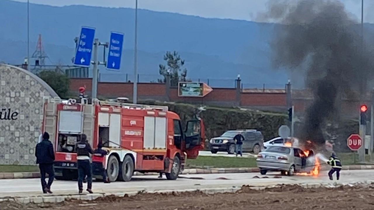 Kırmızı ışıkta duramayan araç öndeki araçlara çarparak alev aldı