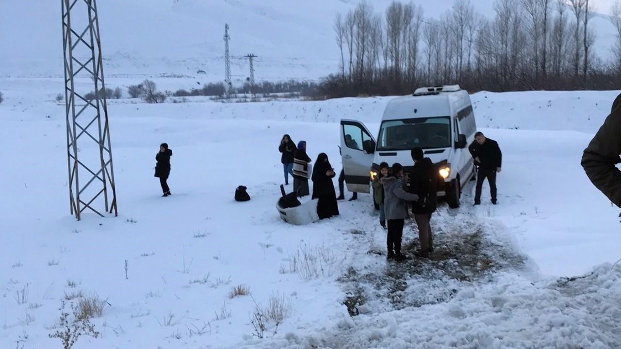 Yoldan çıkan minibüs savruldu, facianın eşiğinden dönüldü