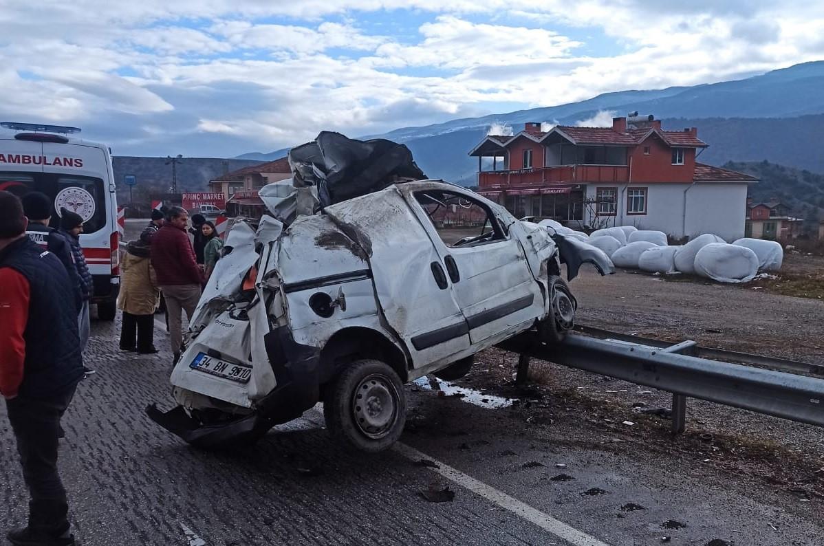 D100’de takla atan panelvan araç bariyerlere çarptı: 1 yaralı