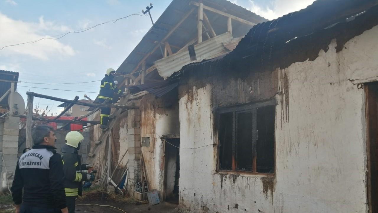 Müstakil ev yangında kullanılmaz hale geldi