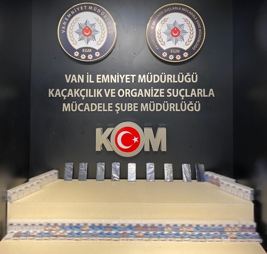 Vanda kaçak cep telefonu ve sigara ele geçirildi