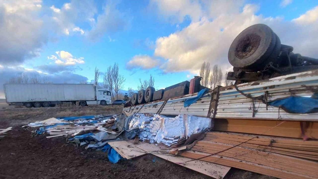 MDF ve fayans yüklü tır devrildi, 1 kişi yaralandı