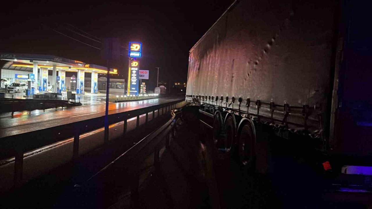 D100’de bariyerlere çarpan tırın sürücüsü yaralandı