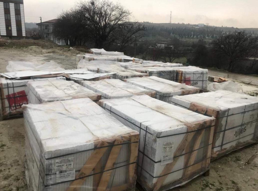 Çaldıkları bir tır dolusu fayansla yakalandılar