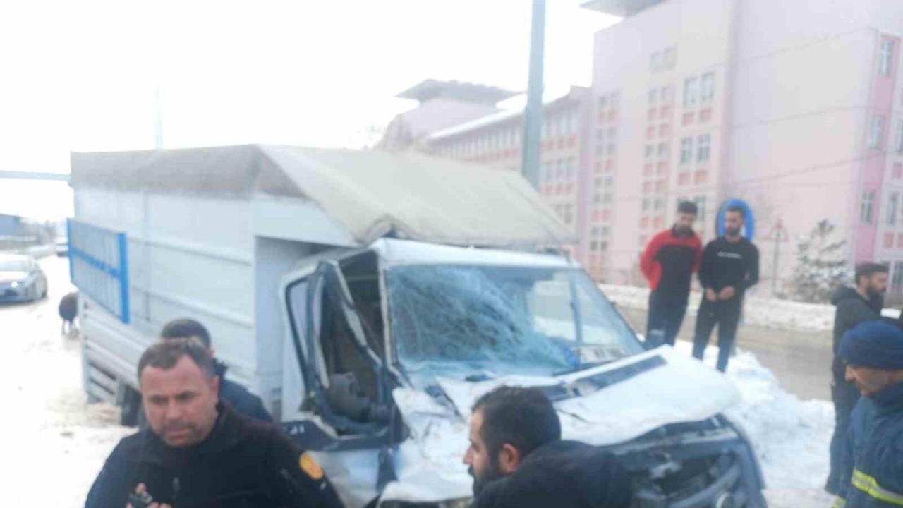 Kamyonet tırla çarpıştı: 1 yaralı