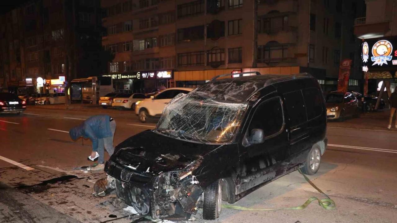 Refüje çarpan ticari araç takla attı