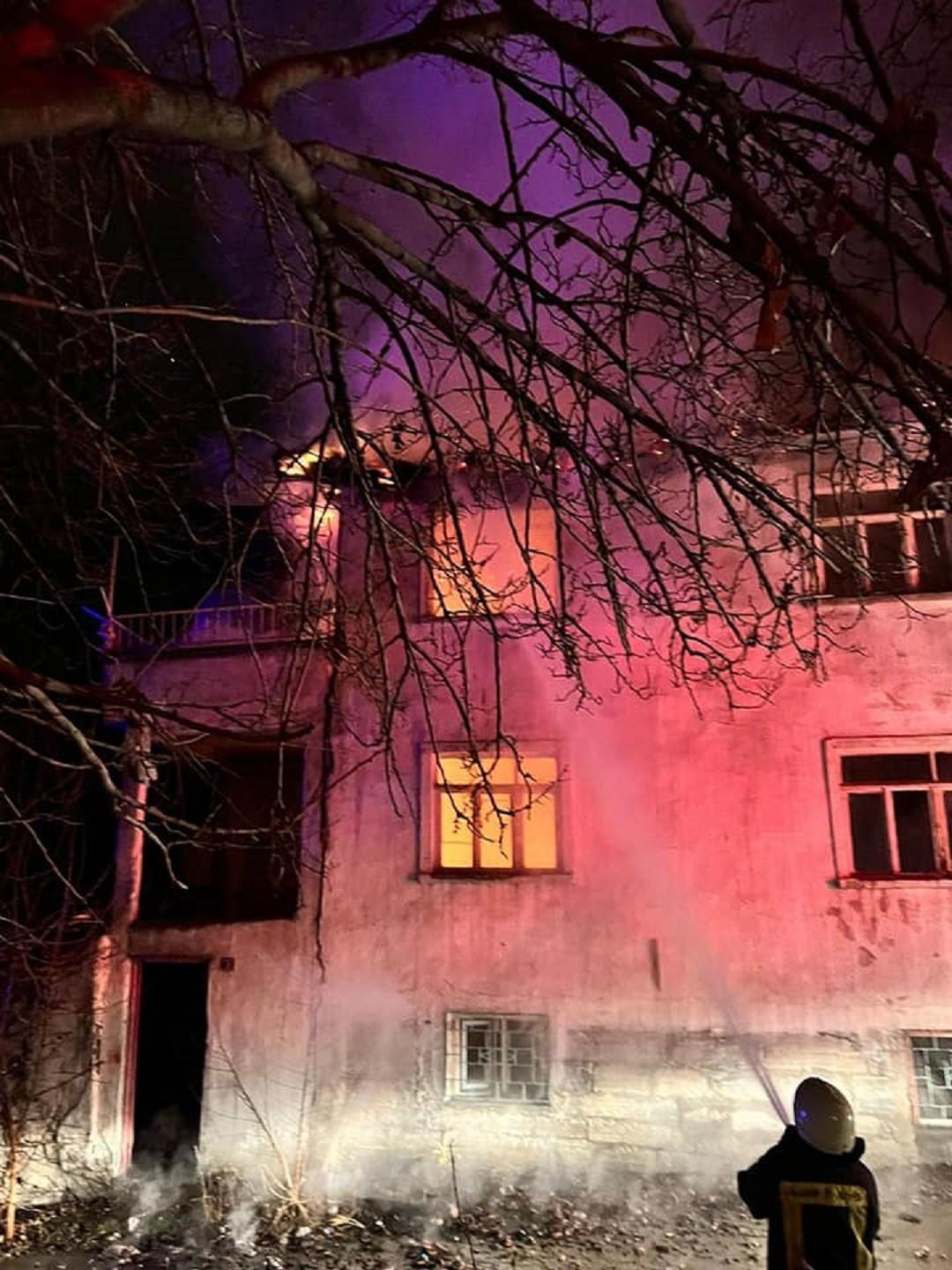 Alevlere teslim olan ev kullanılmaz hale geldi