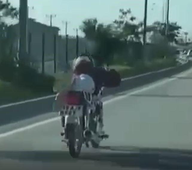 Yatarak motosiklet kullanan sürücü, polisten kaçamadı