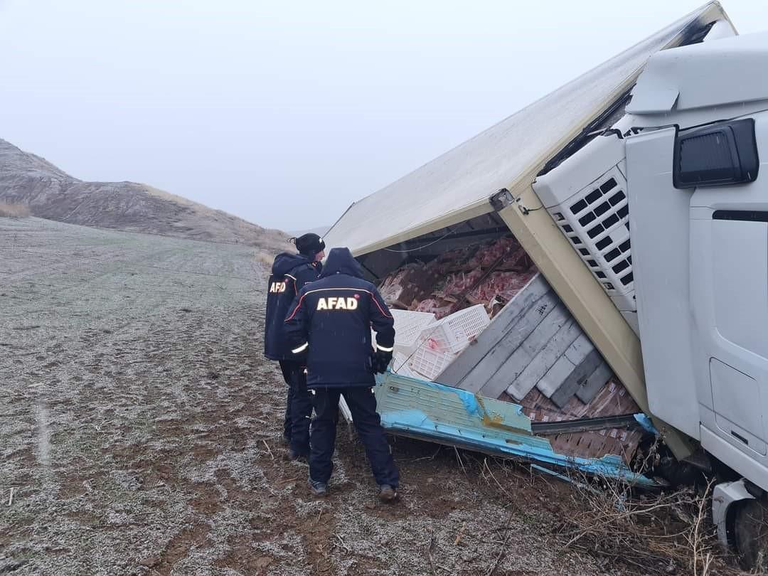 İskilip’te tavuk yüklü tır devrildi