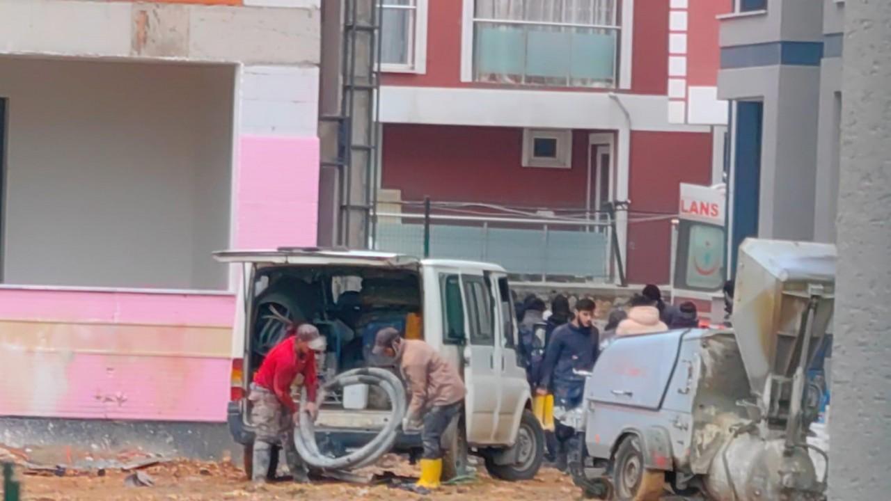 Bursa’da inanılmaz olay...3.kattan ağabeyinin üzerine düştü: 2 yaralı