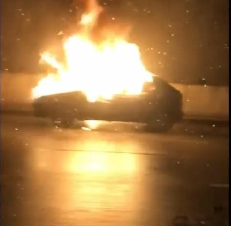 Sancaktepe’de otomobil alev alev yandı