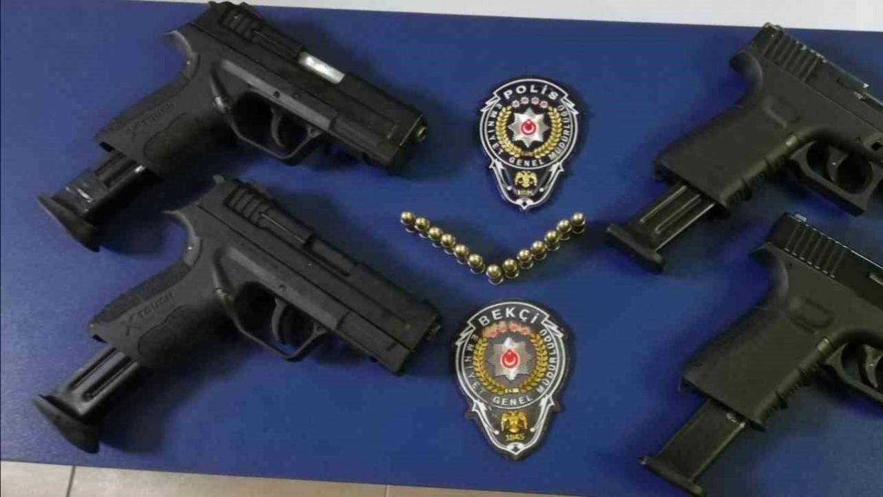 Adana’da polis bir kişiden 4 ruhsatsız silah ele geçirdi