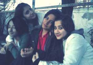 Buket daha fazla dayanamadı