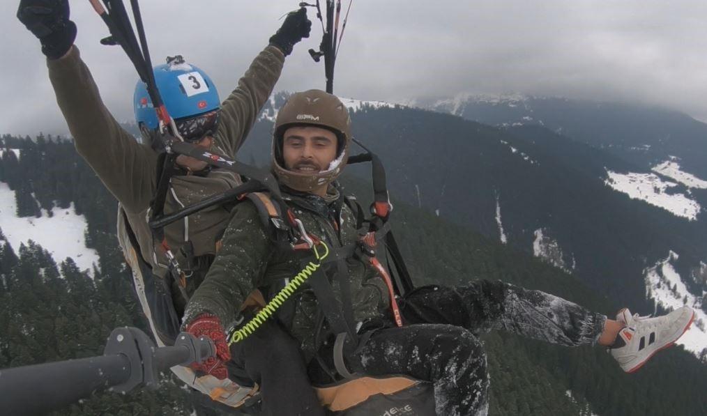 Artvin'de karlı dağların eteğinde yamaç paraşütü nefes kesti!
