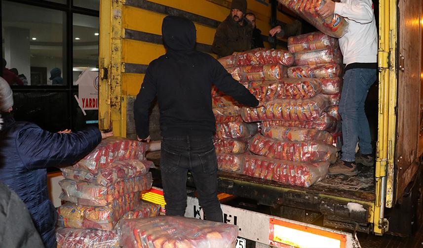 Samsun'da vatandaşlar deprem bölgesi için seferber oldu