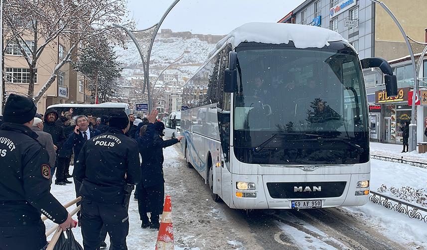 Karadeniz'den ekiplerin deprem bölgesine sevki sürüyor