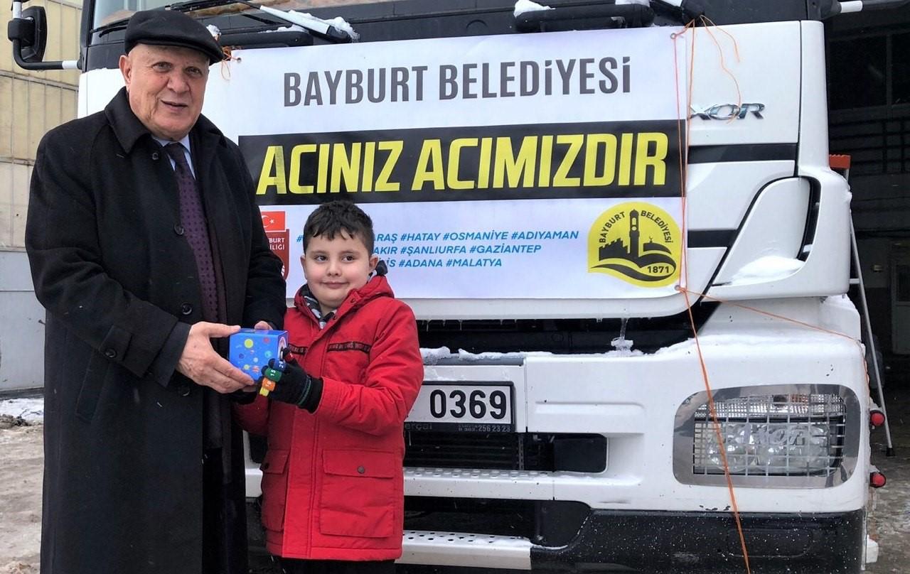 Bayburtlu minik Ömer depremzedeler için kumbarasındaki parayı bağışladı
