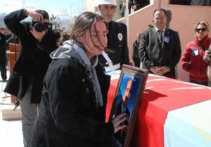 Babasının tabutuna sarıldı