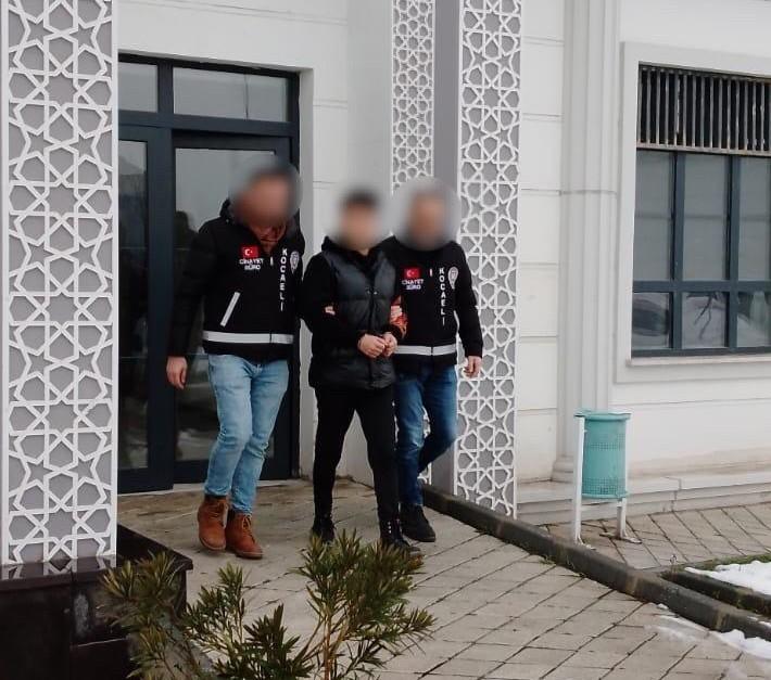 Tartıştığı şahıslardan birini bıçakla öldürdü, diğerini yaraladı