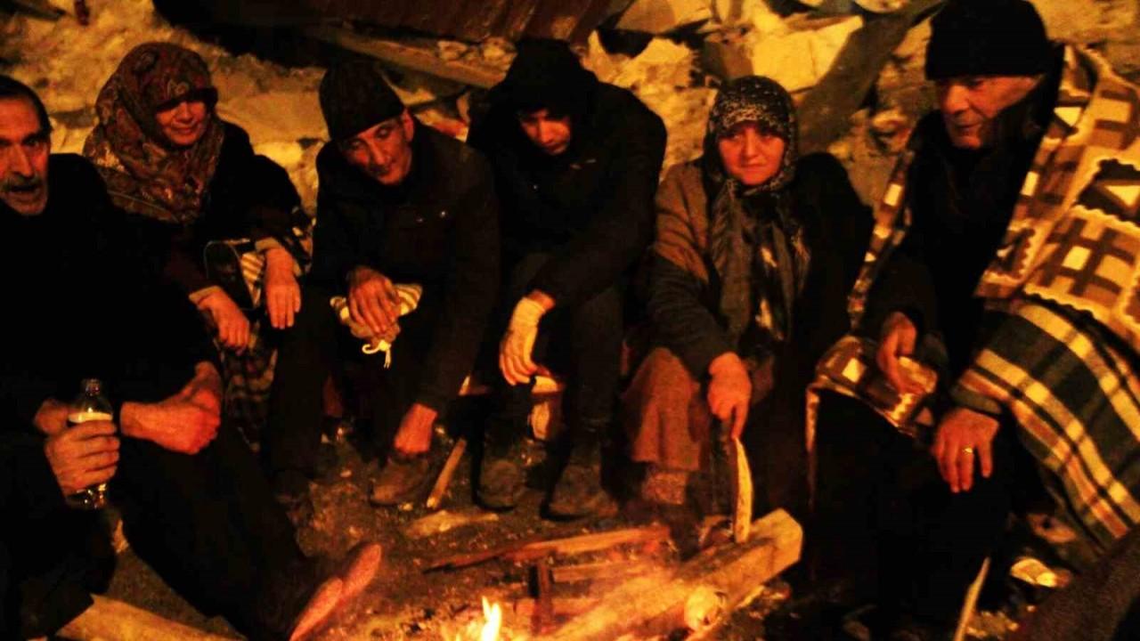 Eksi 9 derecede enkaz bölgesinde ateş başında bekliyorlar